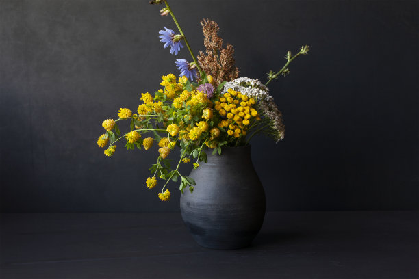 黑色陶瓷花瓶里的一束野花图片下载