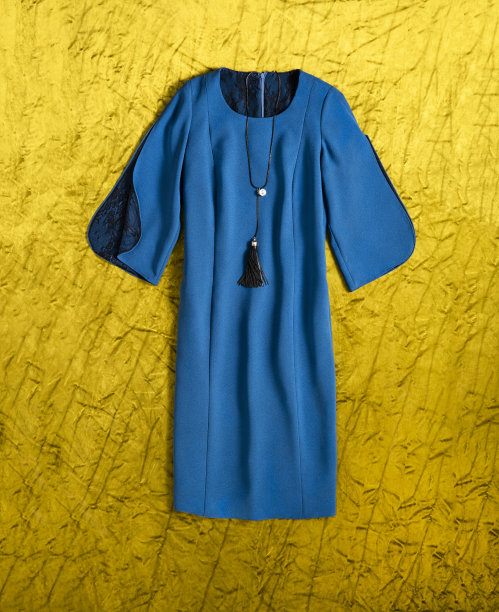 时尚的蓝色连衣裙孤立在黄色背景图片下载