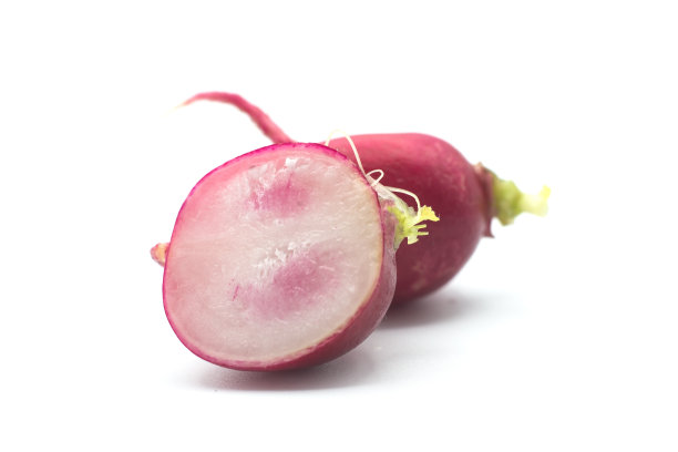 白色背景上切好的有机萝卜图片下载