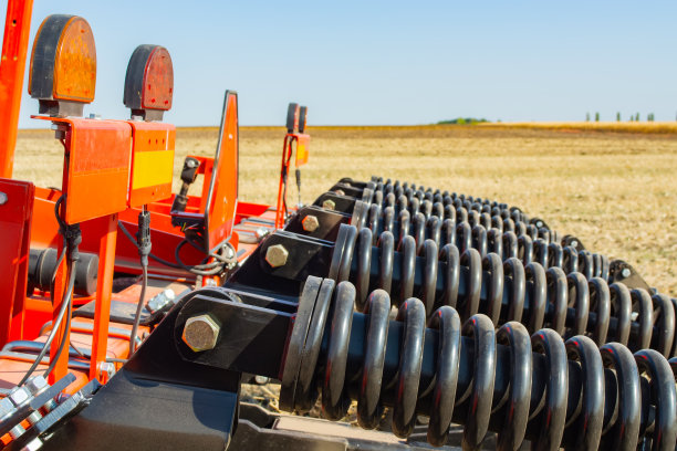 由拖拉机司机设置耕作装置图片下载