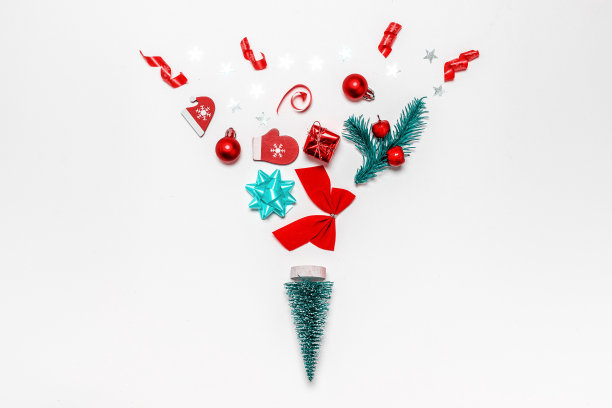 冬季背景白色。袜子，礼物，冬天的树，丝带和蝴蝶结在圣诞节组成的白色背景贺卡。冬季节日构图与复制空间。图片下载