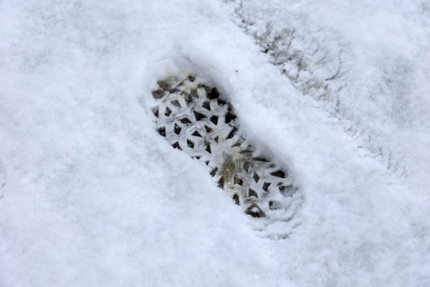 刚刚落下的白雪上有鞋印图片下载