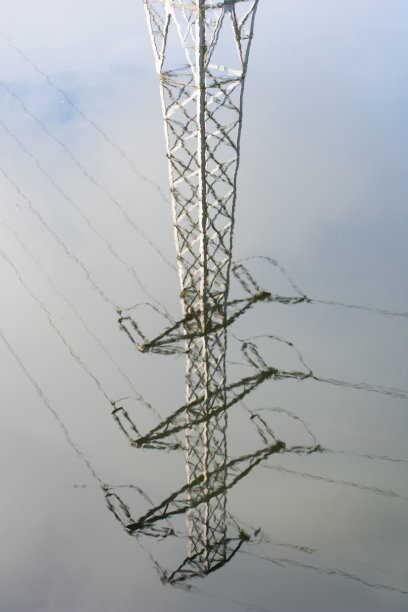 电杆倒映在河水里图片下载