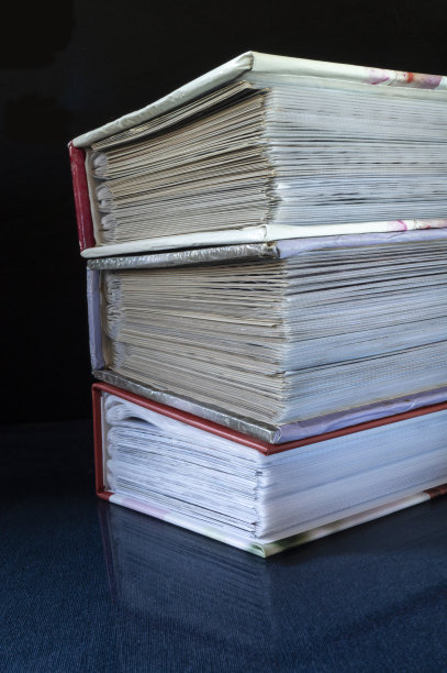 一堆堆的书在桌子上倒影成蓝色图片下载