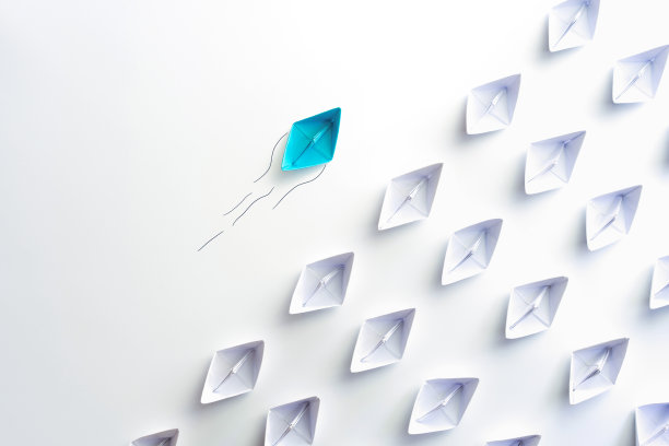 蓝纸船不同于其他的一组单方向的纸船。业务为创新的解决方案概念。图片下载