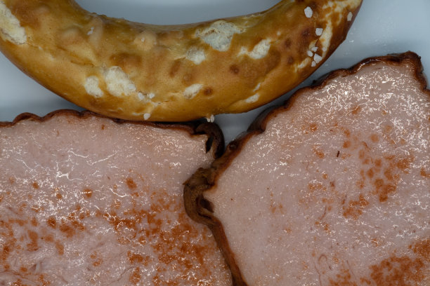 特写巴伐利亚Leberkäse和椒盐卷饼图片下载