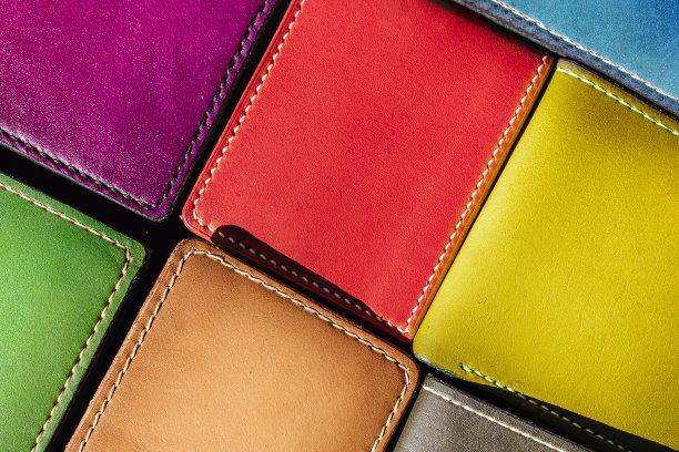 手工皮革男士钱包。彩色纹理。皮革工艺图片下载
