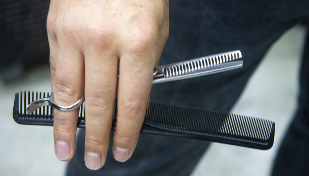 拿着剪刀和梳子的男人图片下载