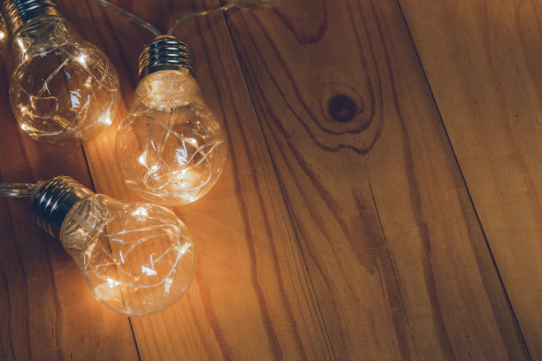 木制背景上的灯泡图片下载