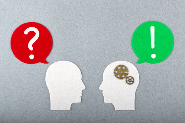 人物简介和信息图标与问题和感叹号在灰色背景。冲突管理的概念。图片下载