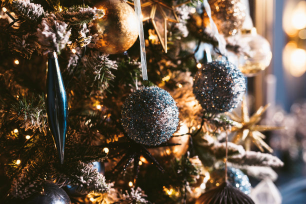 在室内装饰圣诞树。圣诞树和礼物的微距或近距离图片。礼品卡背景图片下载