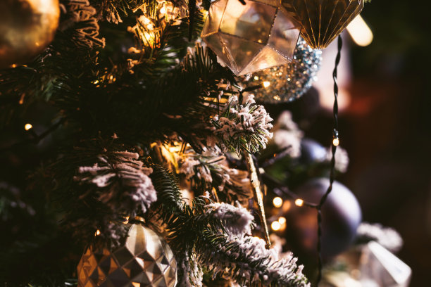 在室内装饰圣诞树。圣诞树和礼物的微距或近距离图片。礼品卡背景图片下载