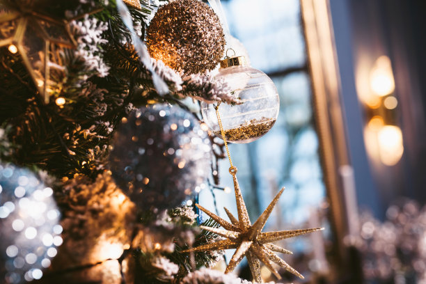 在室内装饰圣诞树。圣诞树和礼物的微距或近距离图片。礼品卡背景图片下载