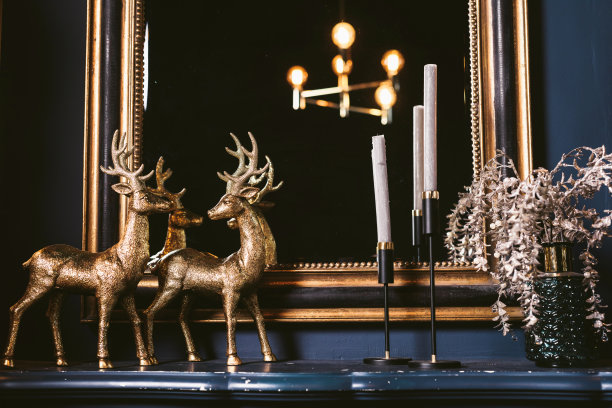 在室内装饰圣诞树。圣诞树和礼物的微距或近距离图片。礼品卡背景图片下载