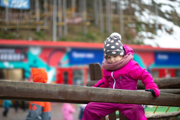一个孩子在滑雪场的操场上玩耍。图片下载