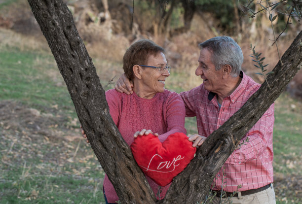 一对老夫妇在花园里面面相觑图片下载