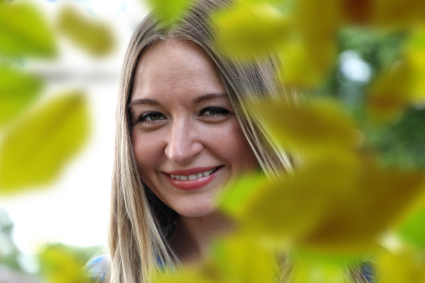 户外肖像美丽的年轻成年女子在绿色的花园图片下载