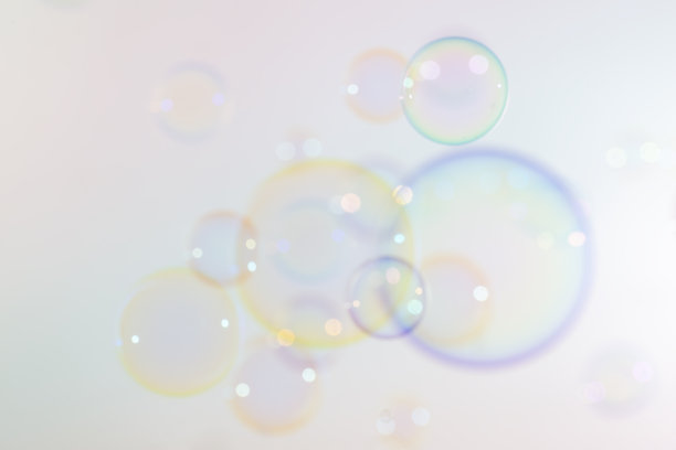 模糊彩色肥皂泡漂浮的背景。图片下载