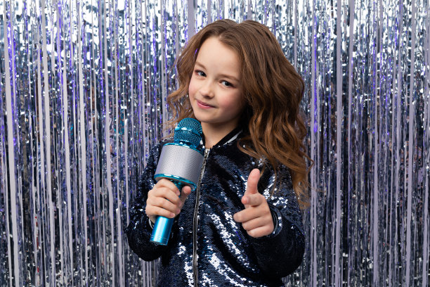 女孩手里拿着麦克风，展示她的风采图片下载