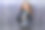一个沉思的时尚女孩，手里拿着一个麦克风，背景是闪亮的金属箔图片下载