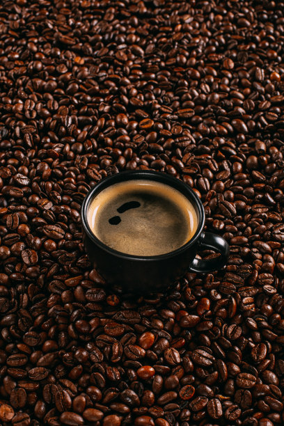 用新鲜咖啡豆煮的热咖啡图片下载