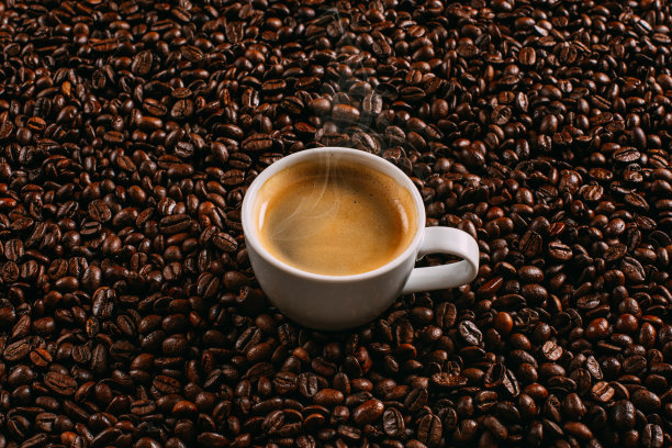 用新鲜咖啡豆煮的热咖啡图片下载