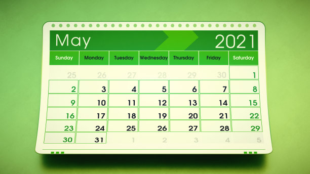 2021年5月日历页面设计为亮绿色，悬挂在亮绿色背景上图片下载