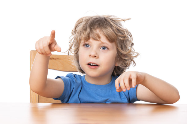 4岁的快乐的孩子在桌子旁图片下载