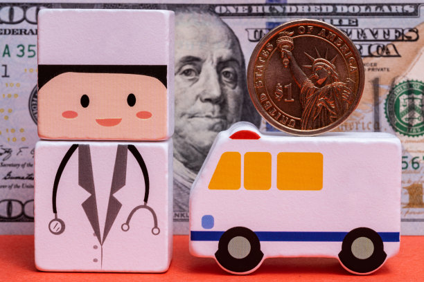 1美元硬币站在边缘和传统的象征性图像医生和救护车收集从儿童立方体图片下载