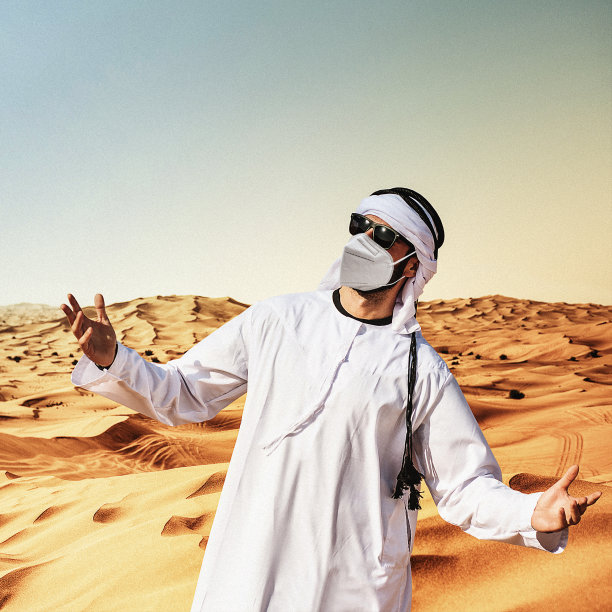 沙漠里戴面具的酋长图片下载