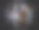 一枚1美元硬币在一张100美元纸币的背景上立在镜面上图片下载