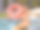 女子在游泳池里与充气甜甜圈自拍图片下载
