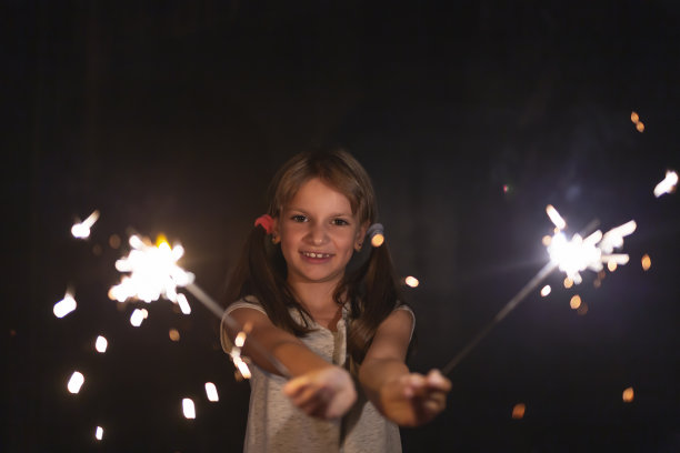 小女孩拿着烟花庆祝平安夜图片下载