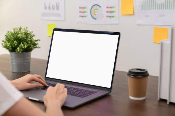 商务女性则使用笔记本电脑，在键盘上打字。广告模型屏幕。图片下载