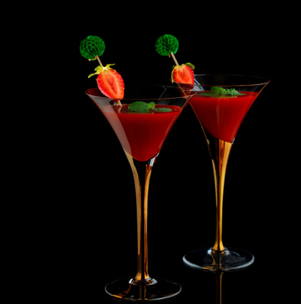 两杯草莓汁，玛格丽塔或红色马提尼鸡尾酒孤立在黑色背景反射。图片下载