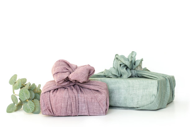 用织物包装圣诞礼物。生态友好的概念。DIY、隔离图片下载