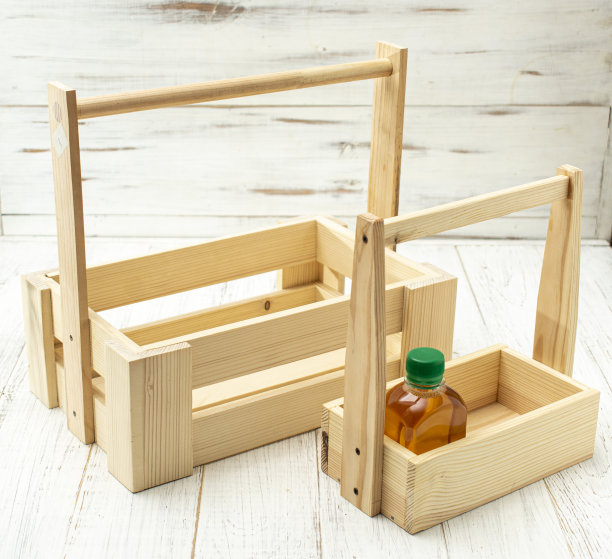 装有一罐油的木箱子。由天然材料制成的装饰盒。图片下载