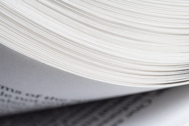 打开书的微距镜头。教育和学习理念。打开书页的特写。书籍页面的宏观视图。打开的纸书页的边缘特写图片下载