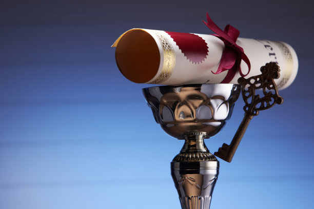 奖杯证书和古董钥匙图片下载