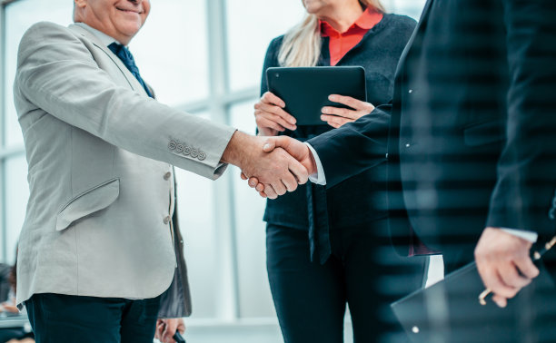 微笑着与商业伙伴握手图片下载