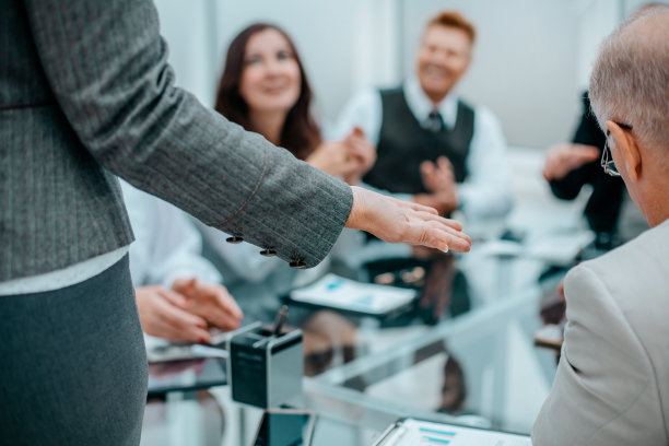 关闭了。业务团队在工作会议上讨论图片下载