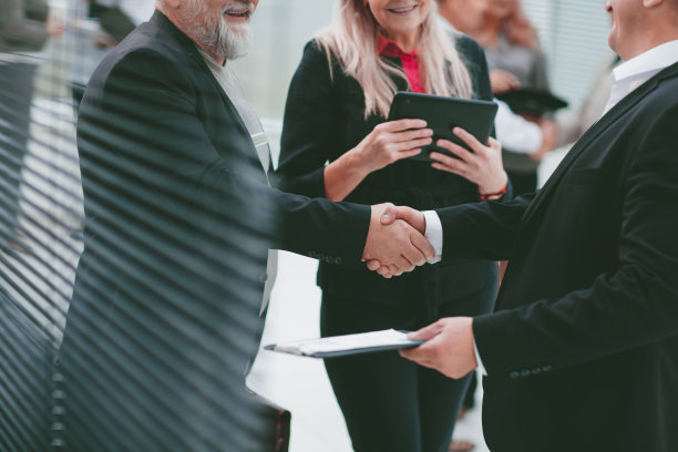 关闭了。研讨会的参加者互相握手图片下载