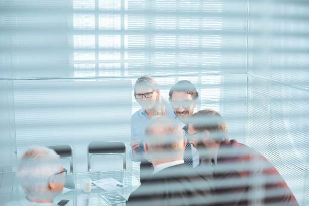 通过百叶窗。业务团队讨论业务问题图片下载
