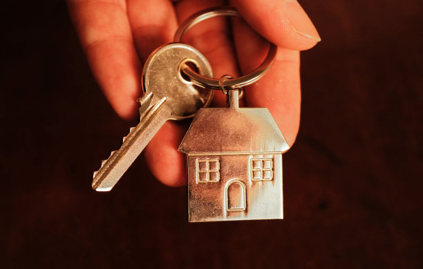 钥匙和房子钥匙链在手，房地产概念。图片下载