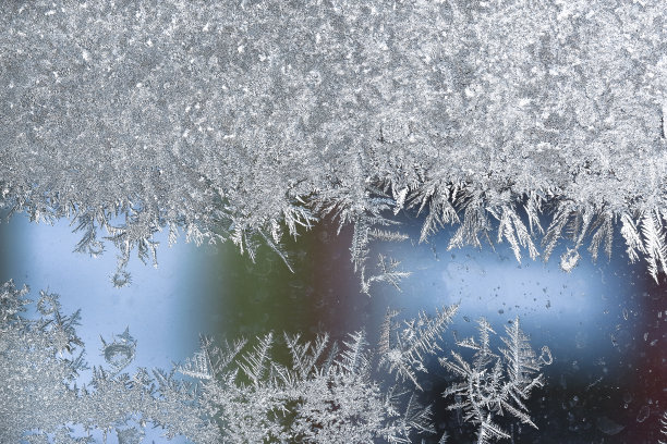 抽象的冰背景，蓝色背景，冰表面有裂缝。冬天的窗玻璃上有霜冻的圣诞图案。复制空间，自然纹理，宏图片下载