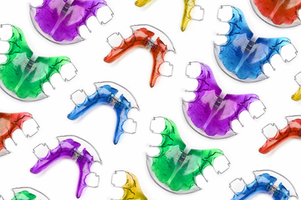 儿童牙齿矫正器的图案在明亮，有趣的颜色在白色的背景。儿童口腔健康的概念图片下载