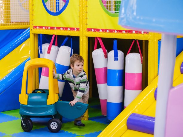 玩童趣儿童游乐场快乐童年，户外。图片下载