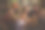 亚洲朋友在啤酒厂户外喝啤酒庆祝新年。她在晚上自拍图片下载