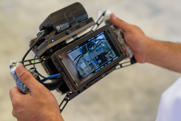 男人的手握参照监视器图片下载