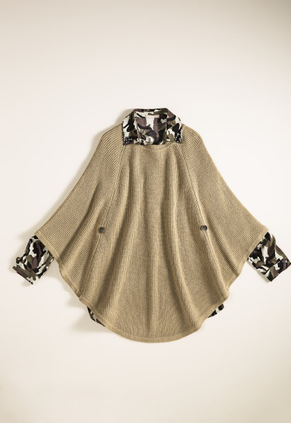 时尚的斗篷与衬衫孤立的白色背景图片下载